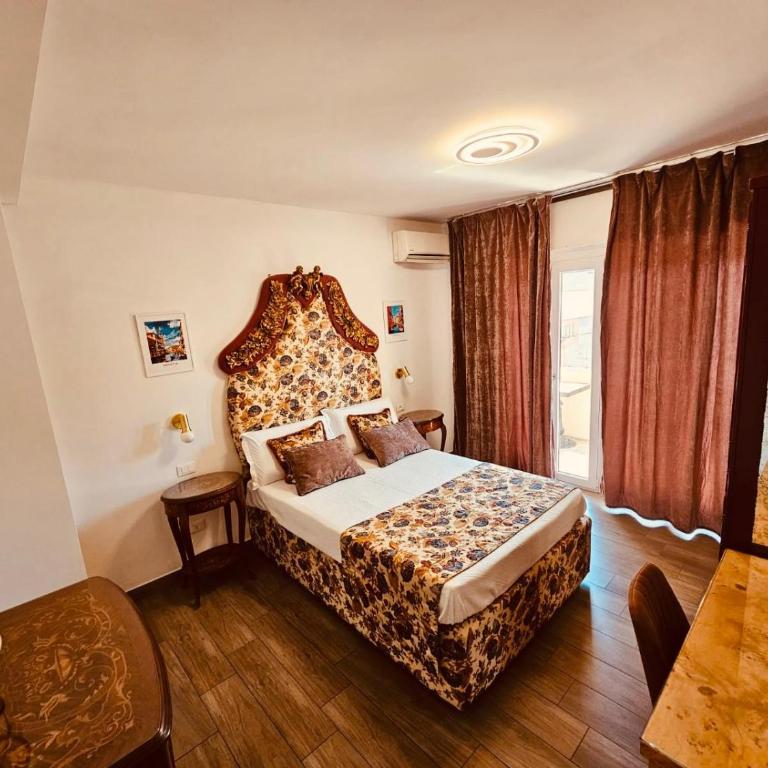 Royal Suites Venice - Deluxe Double Room with Balcony - 2