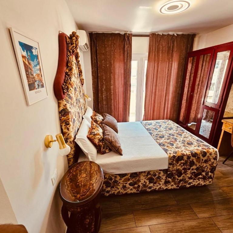 Royal Suites Venice - Deluxe Double Room with Balcony - 4