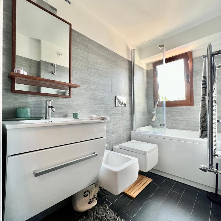 Lovely mid-century apartment with stunning terrace - One-Bedroom Apartment - 13