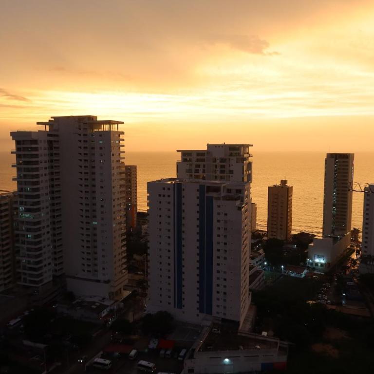 Piso 32 Vista al mar y centro histórico - Three-Bedroom Apartment - 5