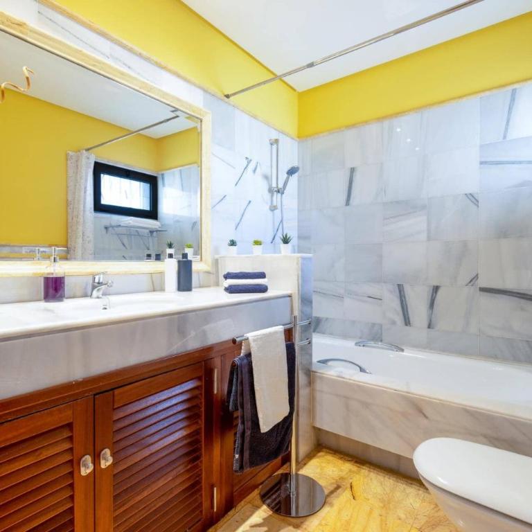 Villa Alhambra by Villa Plus - Villa - 13