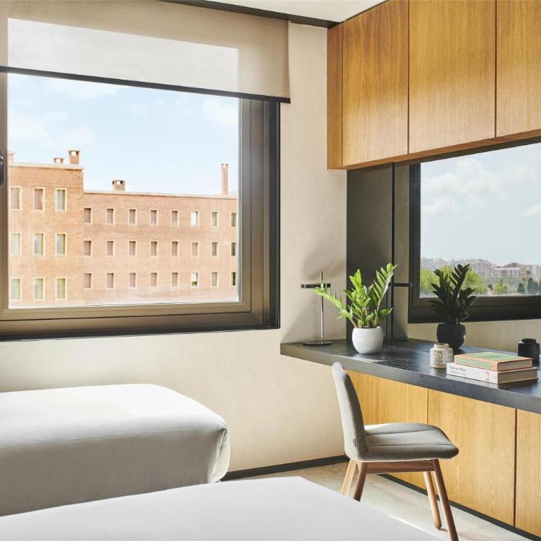 Grand Hyatt Barcelona - King Room with Extra Bed - 2