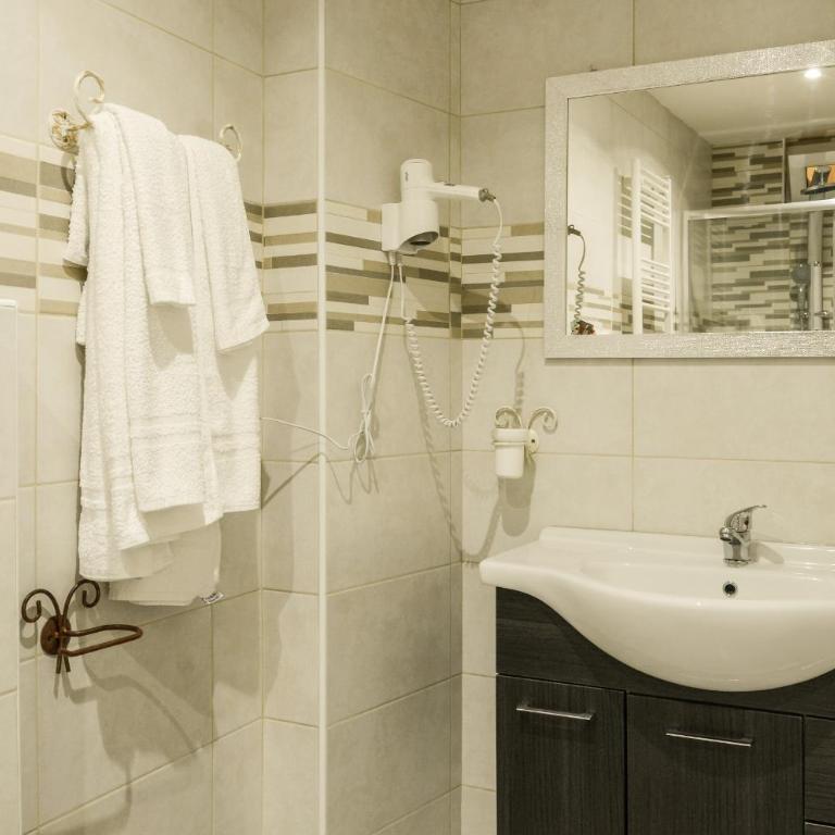 Casa Scola Loano - Zimmer mit Kingsize-Bett und Balkon - 8