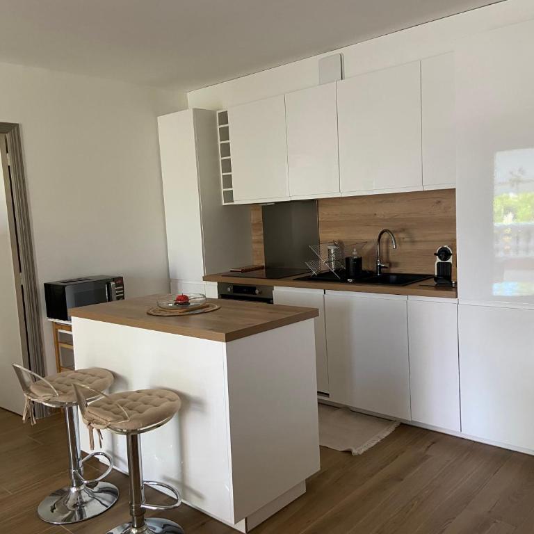 T2 Mandelieu Cannes - Résidence calme -piscine - proche commodités - Appartamento con 1 Camera da Letto - 7