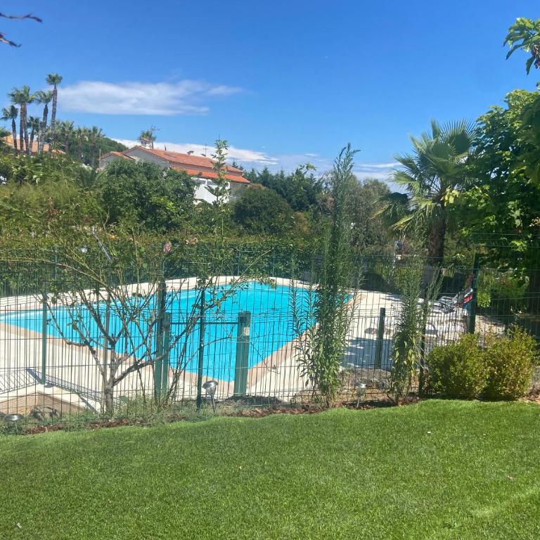 T2 Mandelieu Cannes - Résidence calme -piscine - proche commodités - Appartamento con 1 Camera da Letto - 2
