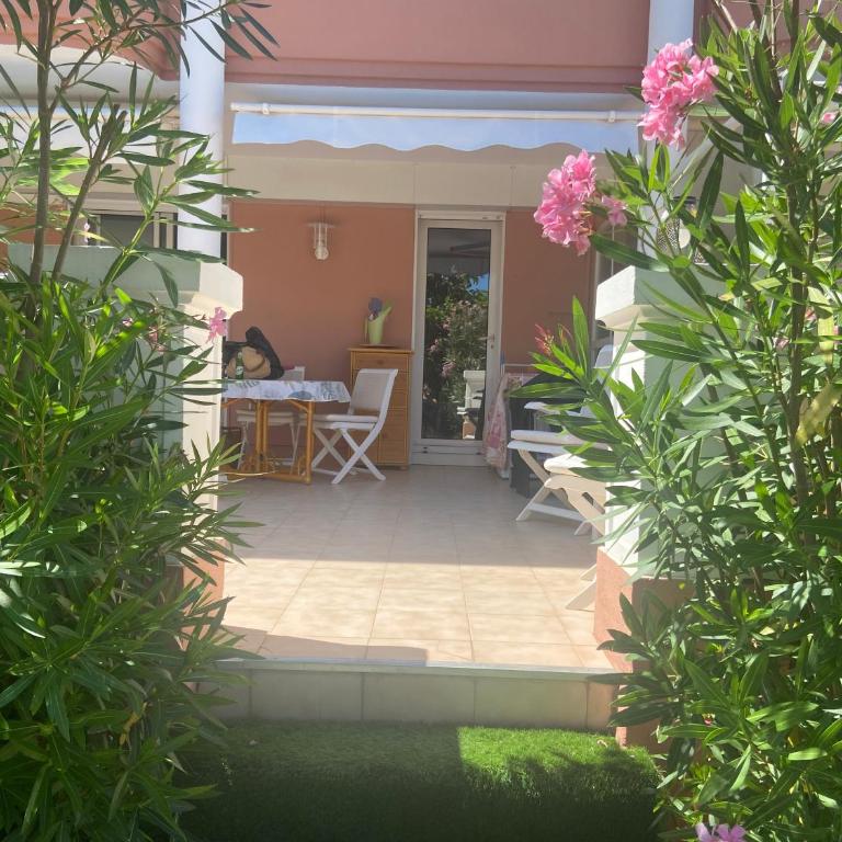 T2 Mandelieu Cannes - Résidence calme -piscine - proche commodités - Appartamento con 1 Camera da Letto - 10