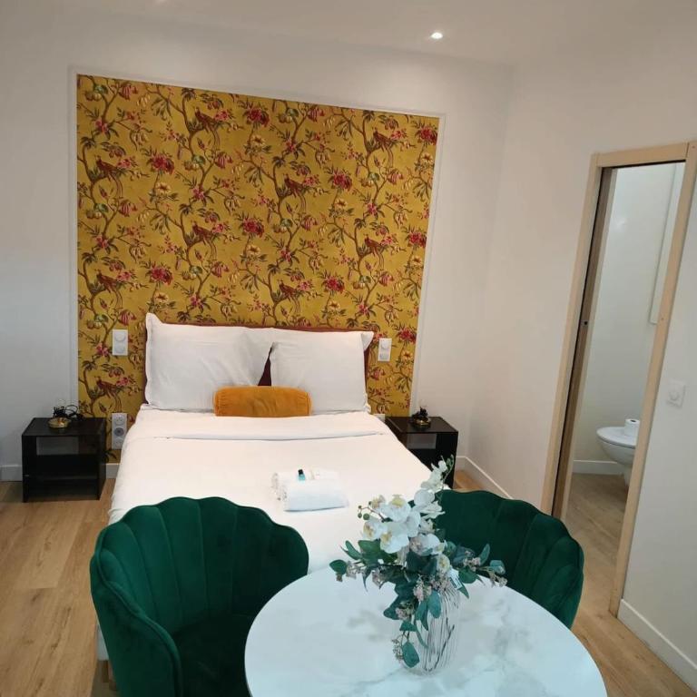 Modern Renovated studio with a touch of gilded glamour central Paris - Appartement - 2