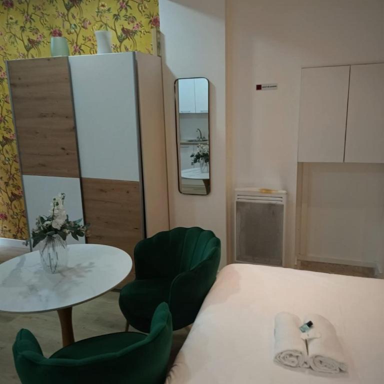 Modern Renovated studio with a touch of gilded glamour central Paris - Appartement - 4