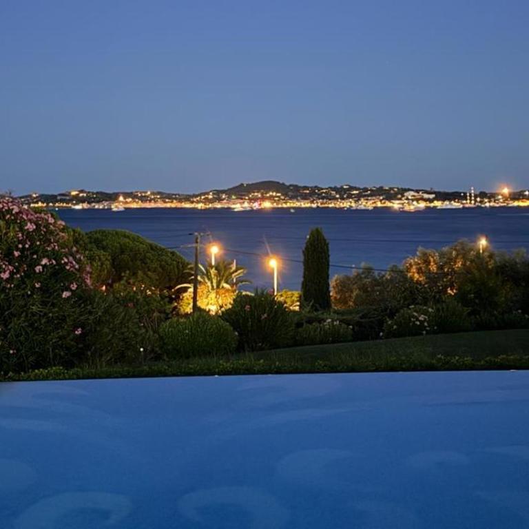 Luxury Seafront Villa with Heated Infinity Pool - Villa - 62