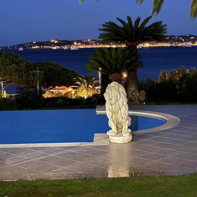 Luxury Seafront Villa with Heated Infinity Pool - Villa - 16