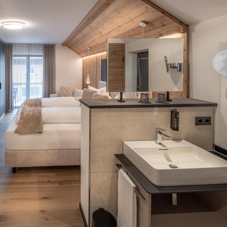 Mäsers Allgäuherz bei Kempten 4 Sterne Superior - Deluxe Doppelzimmer mit Balkon - 5