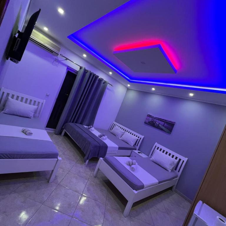 Keno & Keon - Family Room - 6
