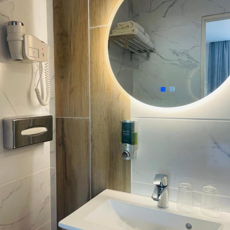 Brit Hotel Acacias - Chambre Double Standard (12 m²) - 19