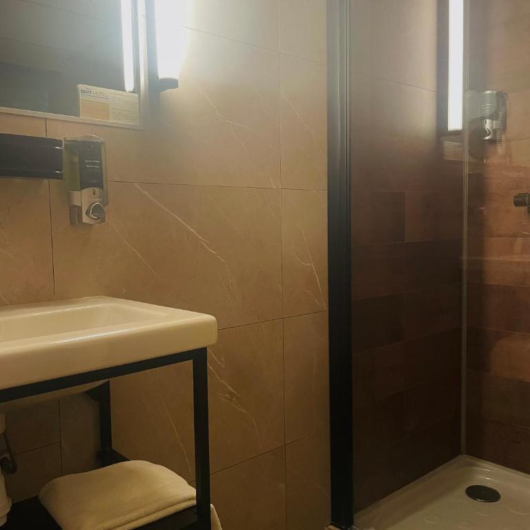 Brit Hotel Acacias - Chambre Double Club (17 m²) - 15