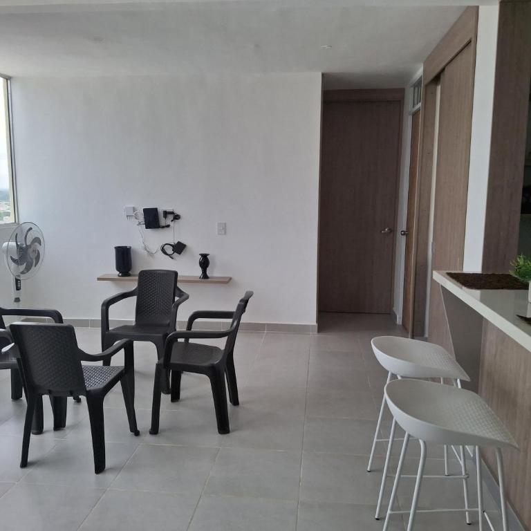 Apto amoblado con aire, piscina y parqueadero en Valledupar - Two-Bedroom Apartment - 11