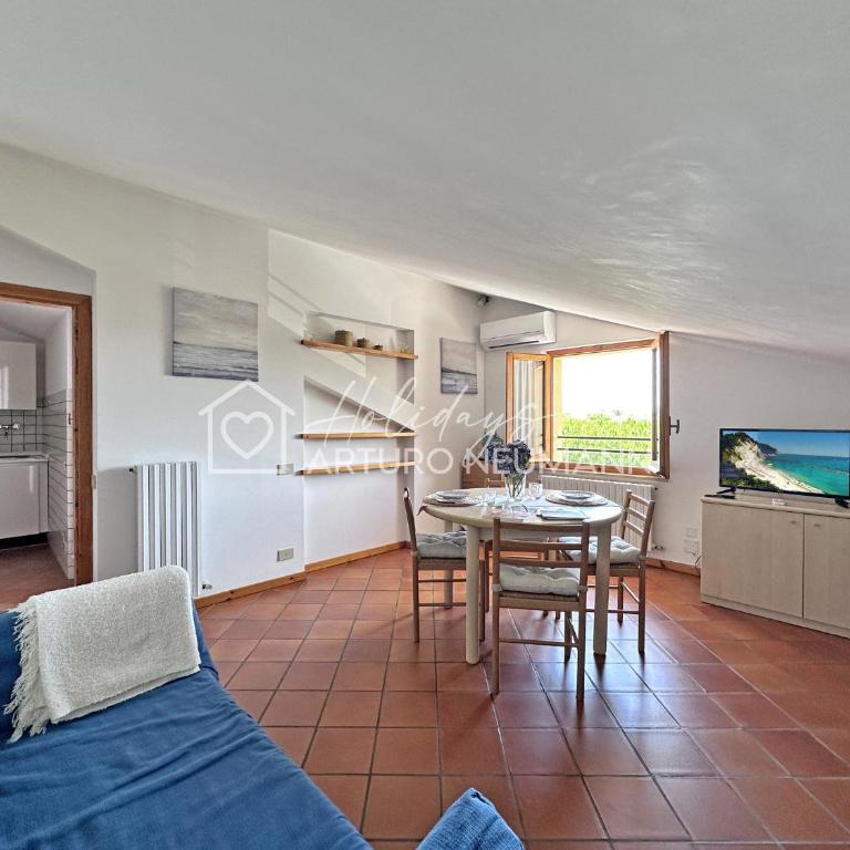 239 - Comoda mansarda in centro a Sirolo, con vista mare - POSTO AUTO E ARIA CONDIZIONATA INCLUSI - SPIAGGIA WHITE BEACH CLUB OMAGGIO dal lun al ven FINO AL 02-08 - Appartamento con 2 Camere da Letto - 2