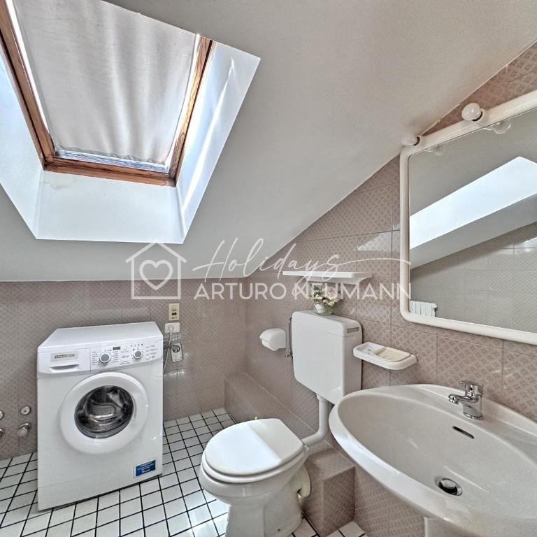 239 - Comoda mansarda in centro a Sirolo, con vista mare - POSTO AUTO E ARIA CONDIZIONATA INCLUSI - SPIAGGIA WHITE BEACH CLUB OMAGGIO dal lun al ven FINO AL 02-08 - Appartamento con 2 Camere da Letto - 8