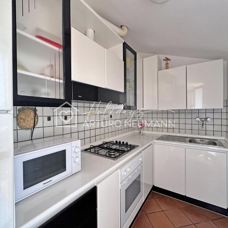 239 - Comoda mansarda in centro a Sirolo, con vista mare - POSTO AUTO E ARIA CONDIZIONATA INCLUSI - SPIAGGIA WHITE BEACH CLUB OMAGGIO dal lun al ven FINO AL 02-08 - Appartamento con 2 Camere da Letto - 4