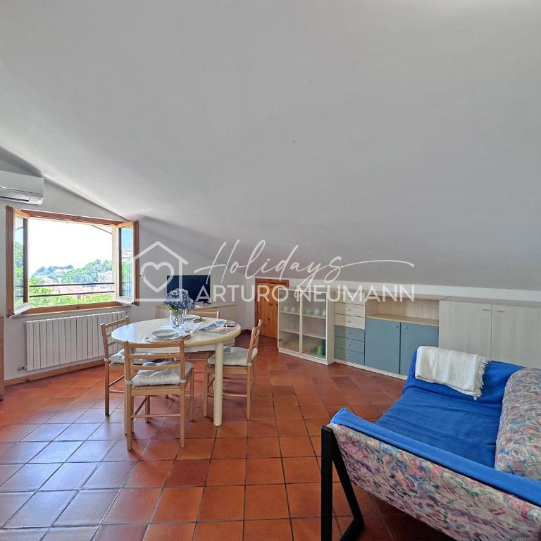 239 - Comoda mansarda in centro a Sirolo, con vista mare - POSTO AUTO E ARIA CONDIZIONATA INCLUSI - SPIAGGIA WHITE BEACH CLUB OMAGGIO dal lun al ven FINO AL 02-08 - Appartamento con 2 Camere da Letto - 3