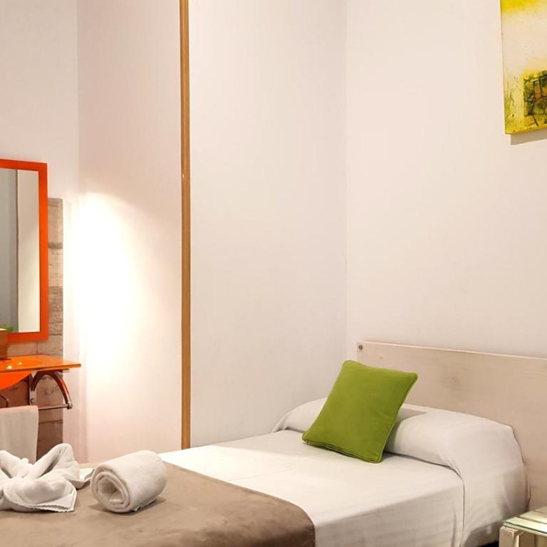 Hostal la Palmera - Twin Room with Shared Bathroom - 7