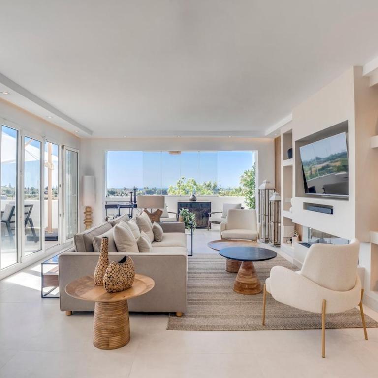 Atico Dúplex en Estepona con Vistas al Mar y Montaña a 10 min de la Playa - Apartamento de 3 dormitorios - 9