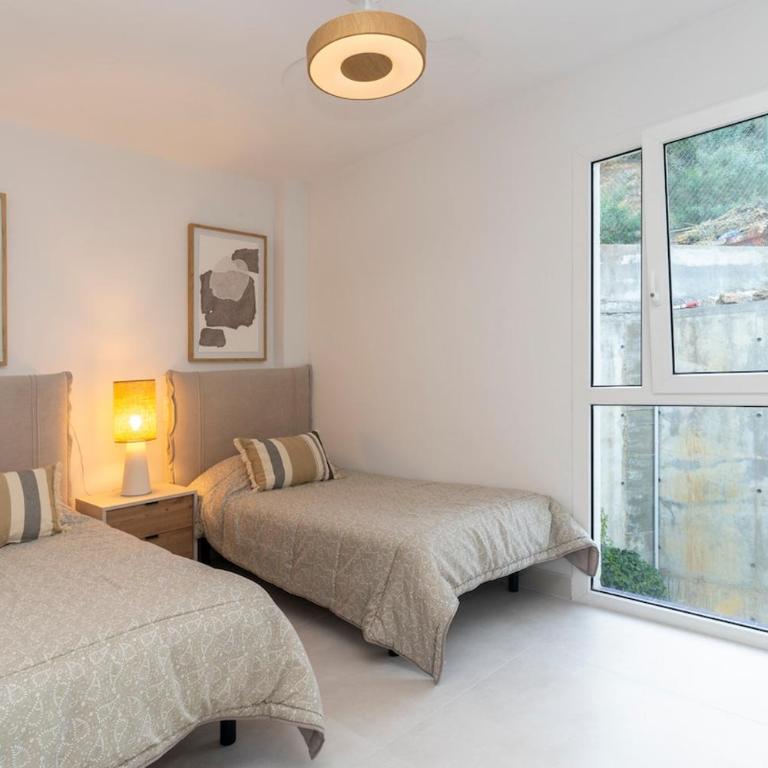 Atico Dúplex en Estepona con Vistas al Mar y Montaña a 10 min de la Playa - Apartamento de 3 dormitorios - 51
