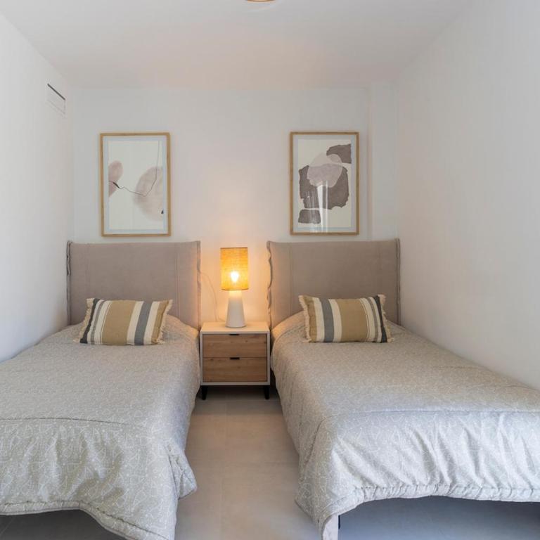 Atico Dúplex en Estepona con Vistas al Mar y Montaña a 10 min de la Playa - Apartamento de 3 dormitorios - 50