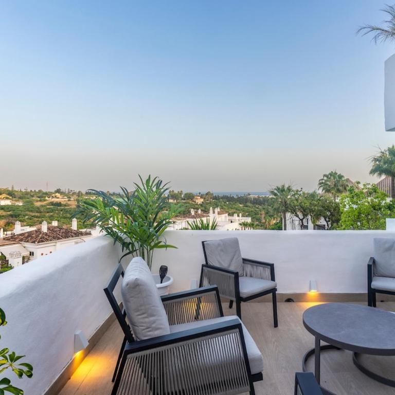 Atico Dúplex en Estepona con Vistas al Mar y Montaña a 10 min de la Playa - Apartamento de 3 dormitorios - 32