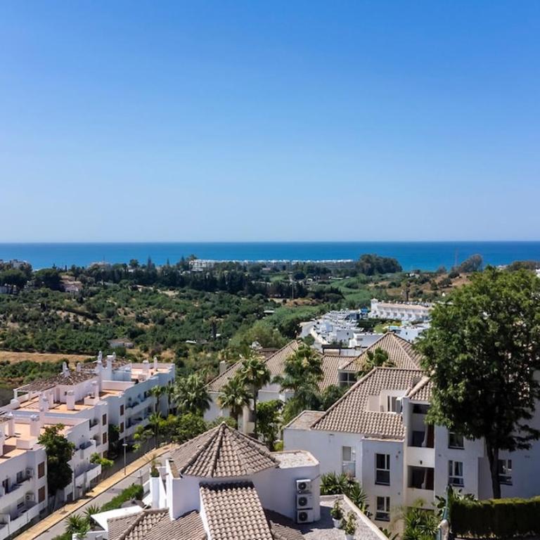 Atico Dúplex en Estepona con Vistas al Mar y Montaña a 10 min de la Playa - Apartamento de 3 dormitorios - 61