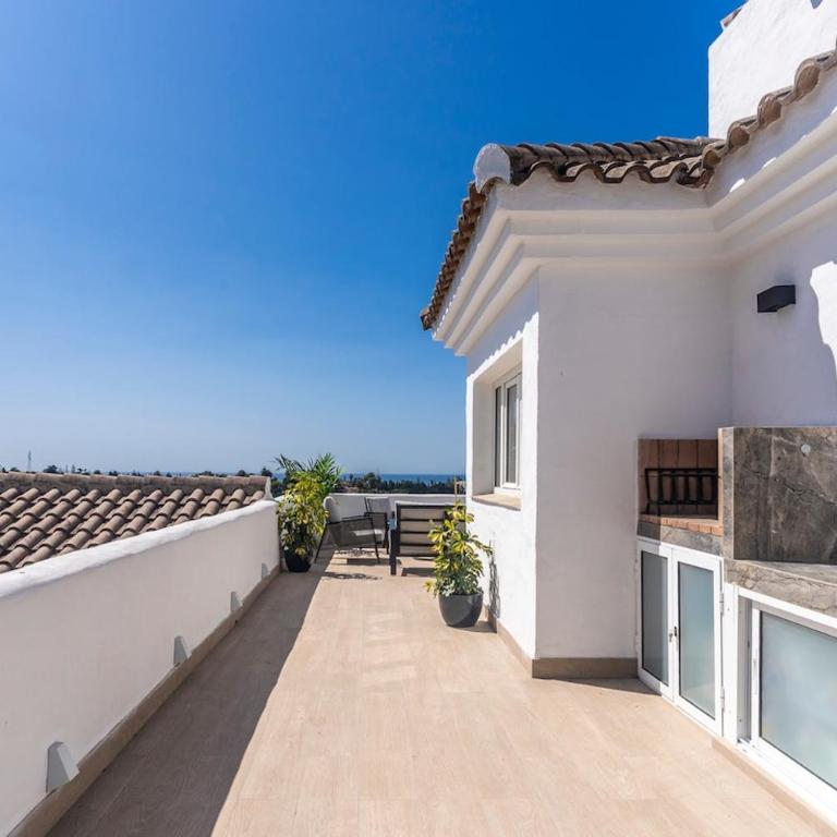 Atico Dúplex en Estepona con Vistas al Mar y Montaña a 10 min de la Playa - Apartamento de 3 dormitorios - 35