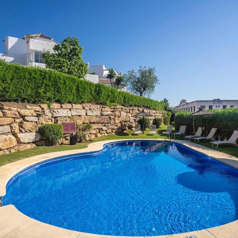 Atico Dúplex en Estepona con Vistas al Mar y Montaña a 10 min de la Playa - Apartamento de 3 dormitorios - 63