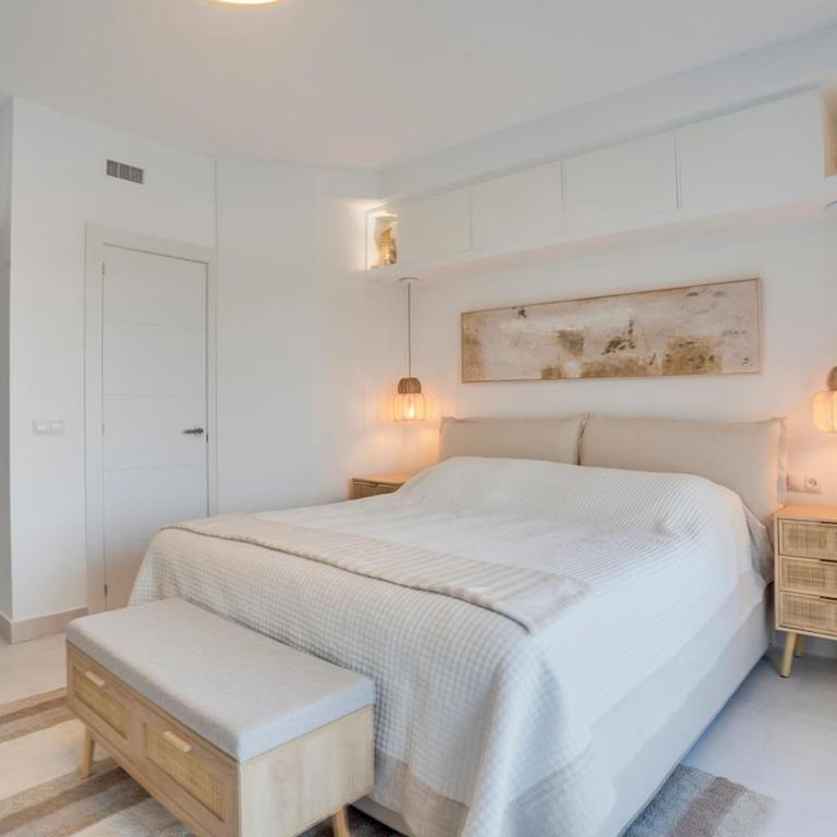 Atico Dúplex en Estepona con Vistas al Mar y Montaña a 10 min de la Playa - Apartamento de 3 dormitorios - 37