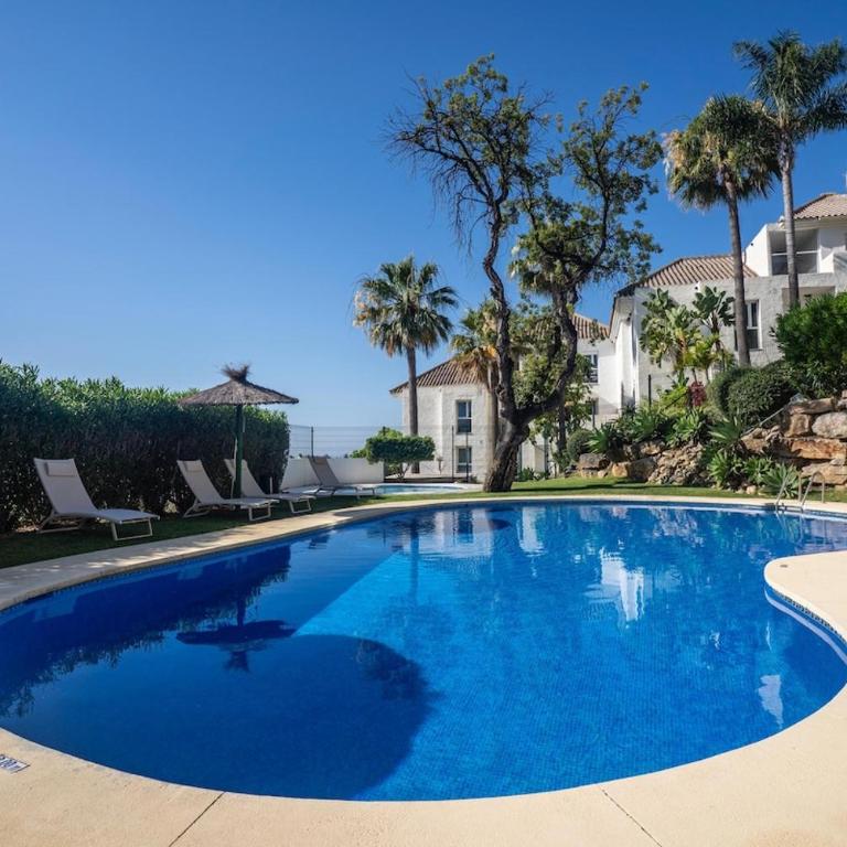 Atico Dúplex en Estepona con Vistas al Mar y Montaña a 10 min de la Playa - Apartamento de 3 dormitorios - 65