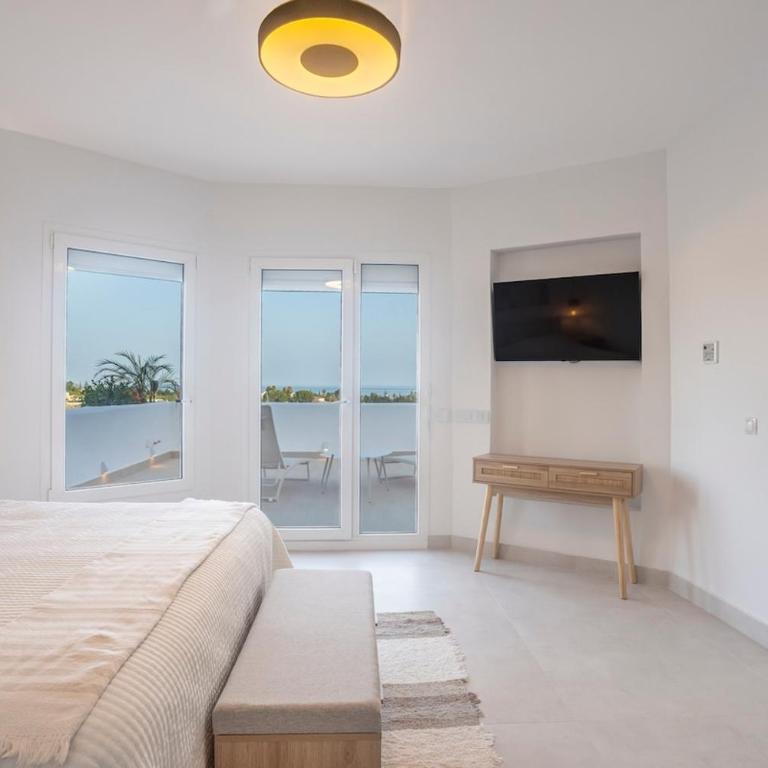 Atico Dúplex en Estepona con Vistas al Mar y Montaña a 10 min de la Playa - Apartamento de 3 dormitorios - 39