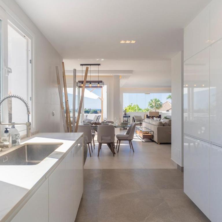 Atico Dúplex en Estepona con Vistas al Mar y Montaña a 10 min de la Playa - Apartamento de 3 dormitorios - 25