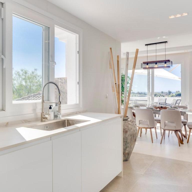 Atico Dúplex en Estepona con Vistas al Mar y Montaña a 10 min de la Playa - Apartamento de 3 dormitorios - 23