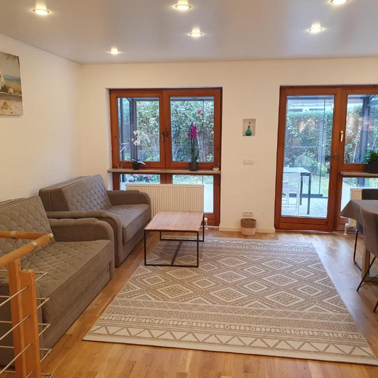 Ruhige 80 m2 Duplexwohnung mit Garten, 2 Bädern und Parkplatz nahe Innenstadt - Two-Bedroom Apartment - 6