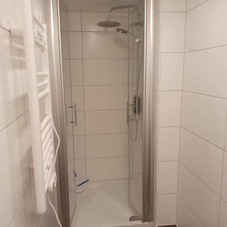 Ruhige 80 m2 Duplexwohnung mit Garten, 2 Bädern und Parkplatz nahe Innenstadt - Two-Bedroom Apartment - 8