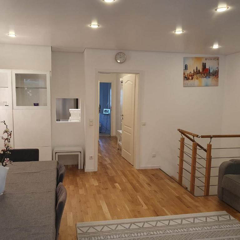 Ruhige 80 m2 Duplexwohnung mit Garten, 2 Bädern und Parkplatz nahe Innenstadt - Two-Bedroom Apartment - 9