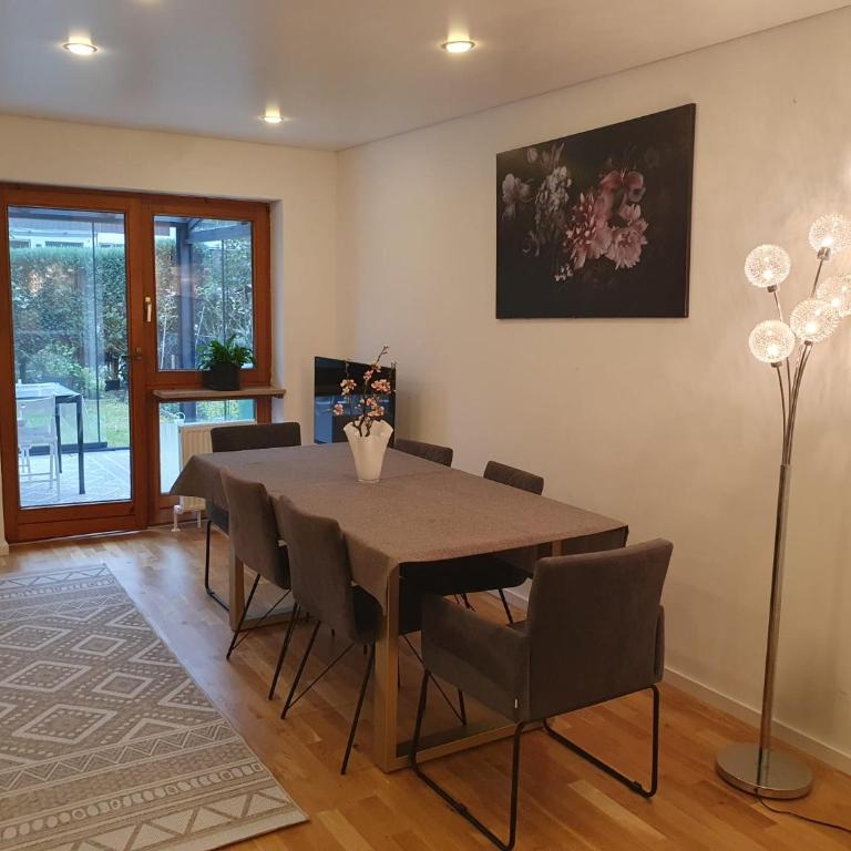 Ruhige 80 m2 Duplexwohnung mit Garten, 2 Bädern und Parkplatz nahe Innenstadt - Two-Bedroom Apartment - 10