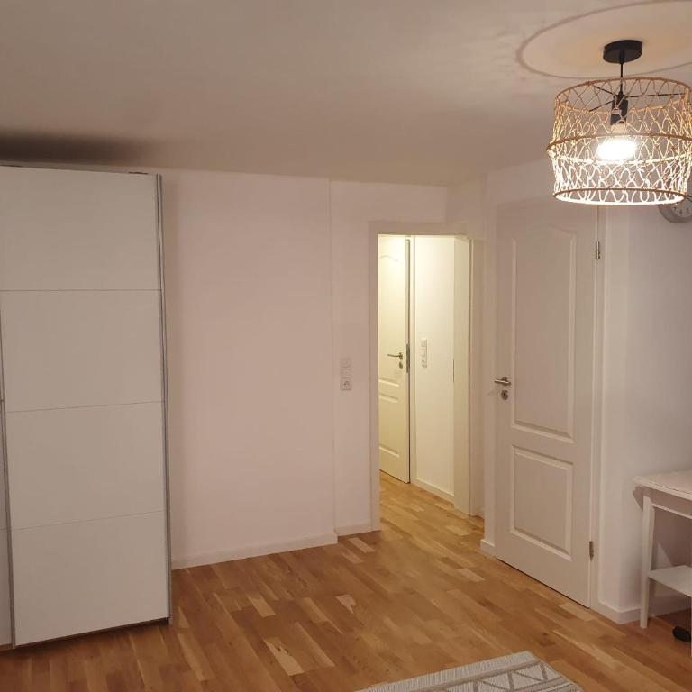 Ruhige 80 m2 Duplexwohnung mit Garten, 2 Bädern und Parkplatz nahe Innenstadt - Two-Bedroom Apartment - 11