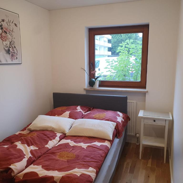 Ruhige 80 m2 Duplexwohnung mit Garten, 2 Bädern und Parkplatz nahe Innenstadt - Two-Bedroom Apartment - 12