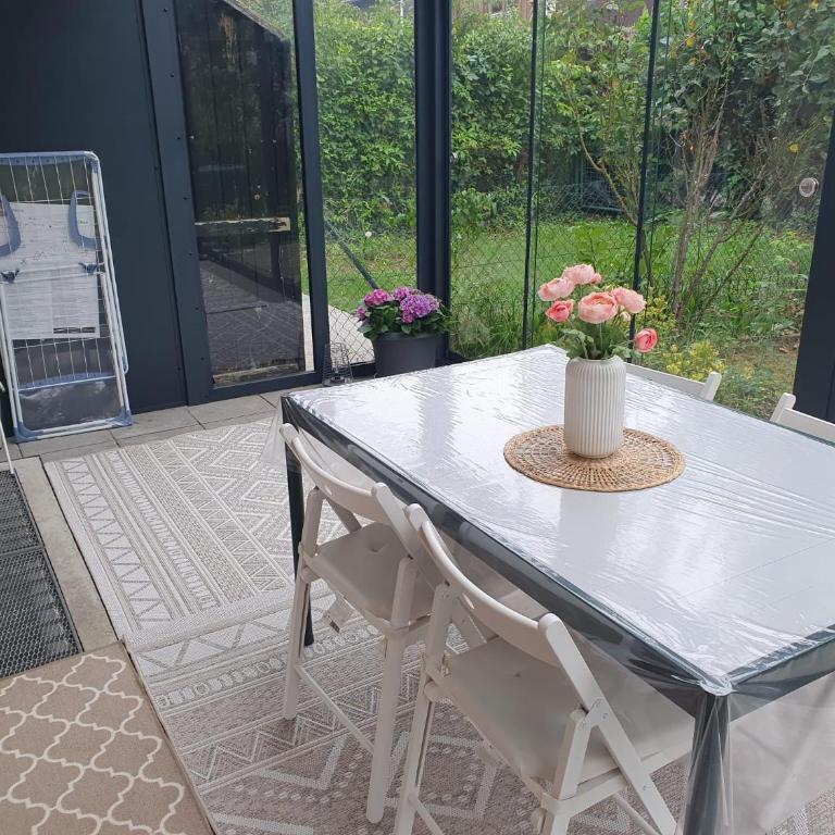 Ruhige 80 m2 Duplexwohnung mit Garten, 2 Bädern und Parkplatz nahe Innenstadt - Two-Bedroom Apartment - 13