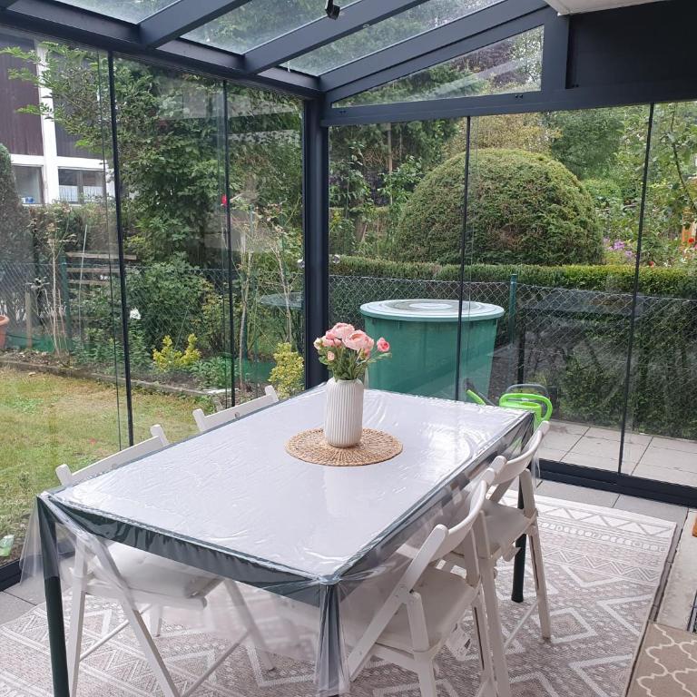 Ruhige 80 m2 Duplexwohnung mit Garten, 2 Bädern und Parkplatz nahe Innenstadt - Two-Bedroom Apartment - 14