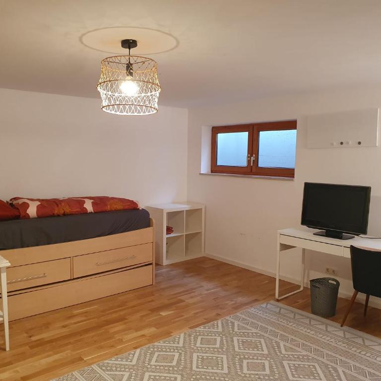 Ruhige 80 m2 Duplexwohnung mit Garten, 2 Bädern und Parkplatz nahe Innenstadt - Two-Bedroom Apartment - 16