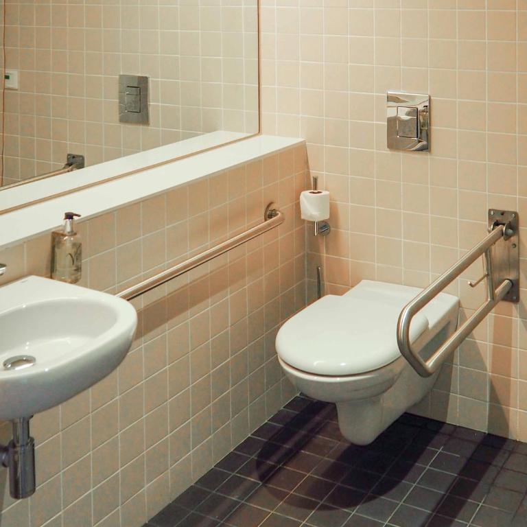 easyHotel Barcelona Fira - Habitación Doble adaptada para personas con movilidad reducida - 5