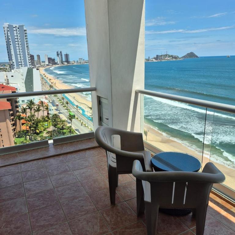 Horizon #1 Atardeceres Dorados de Lujo Frente Playa y Malecón - Three-Bedroom Apartment - 22