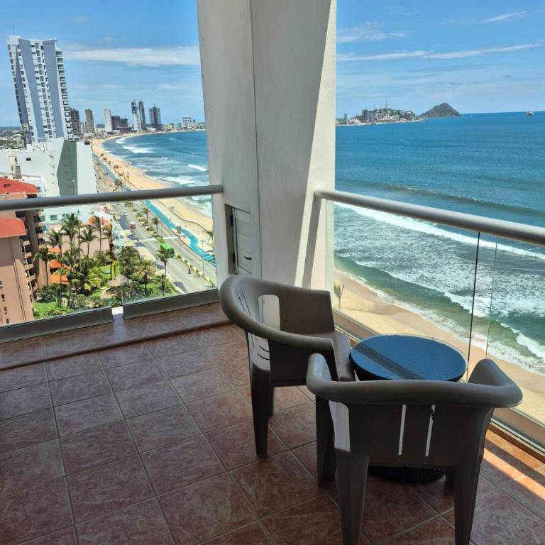 Horizon #1 Atardeceres Dorados de Lujo Frente Playa y Malecón - Three-Bedroom Apartment - 26