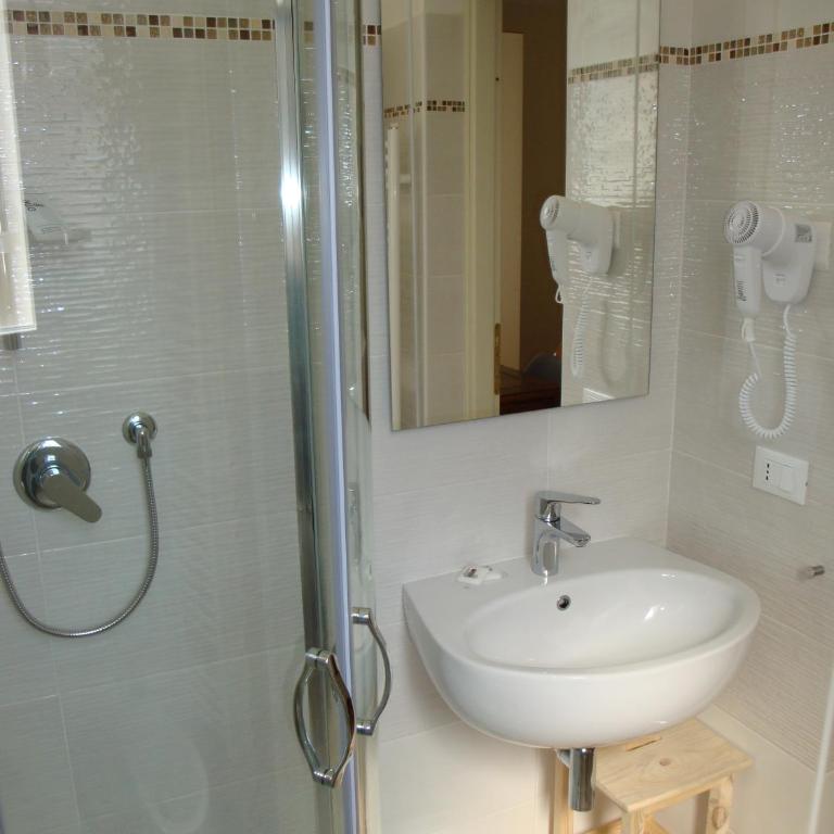 Andoramare B&B - Camera Matrimoniale/Doppia con Letti Singoli con Bagno Privato - 4