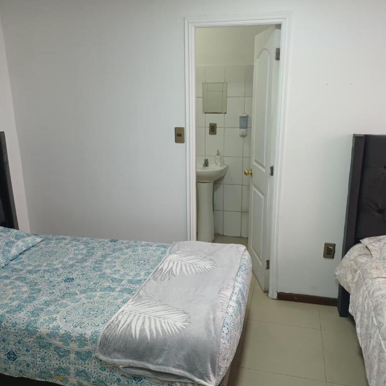 Hostal O'Higgins - Quadruple Room with Private Bathroom - 11